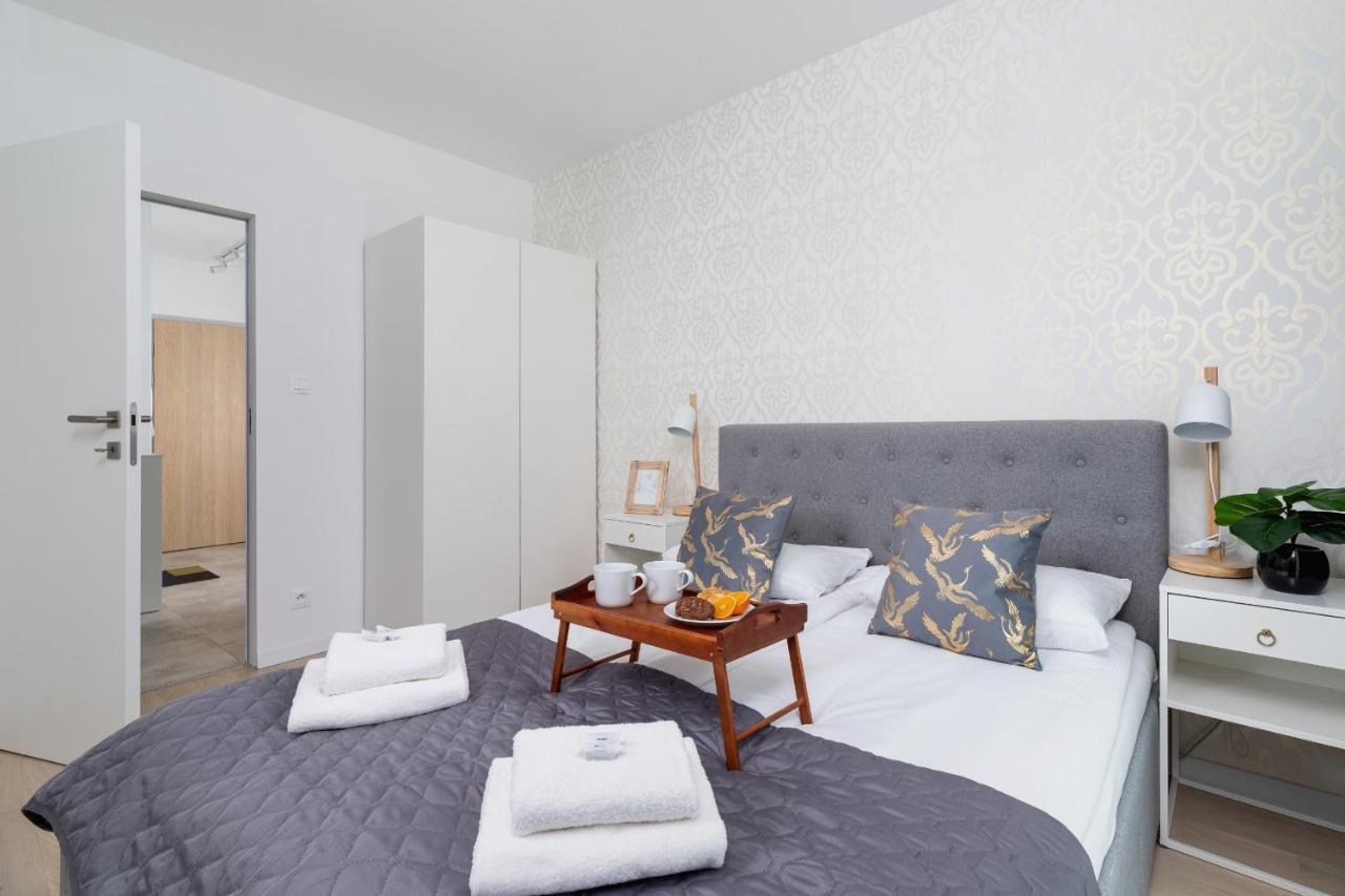 Apartment With Balcony & Parking Mogilska By Renters Prestige Krakow Ngoại thất bức ảnh