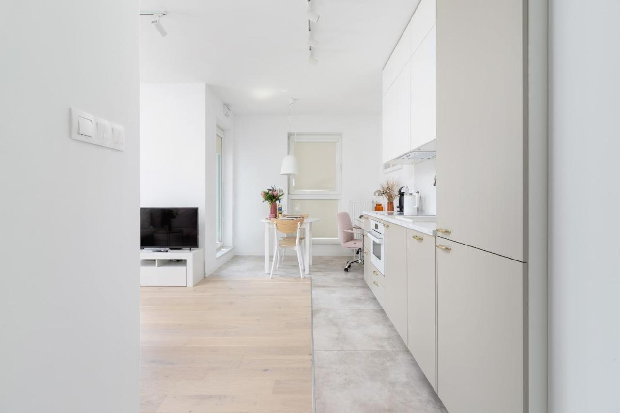 Apartment With Balcony & Parking Mogilska By Renters Prestige Krakow Ngoại thất bức ảnh