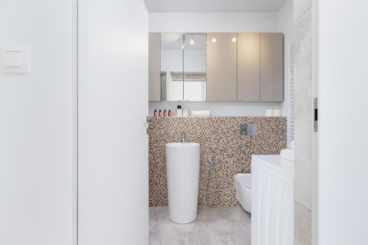 Apartment With Balcony & Parking Mogilska By Renters Prestige Krakow Ngoại thất bức ảnh